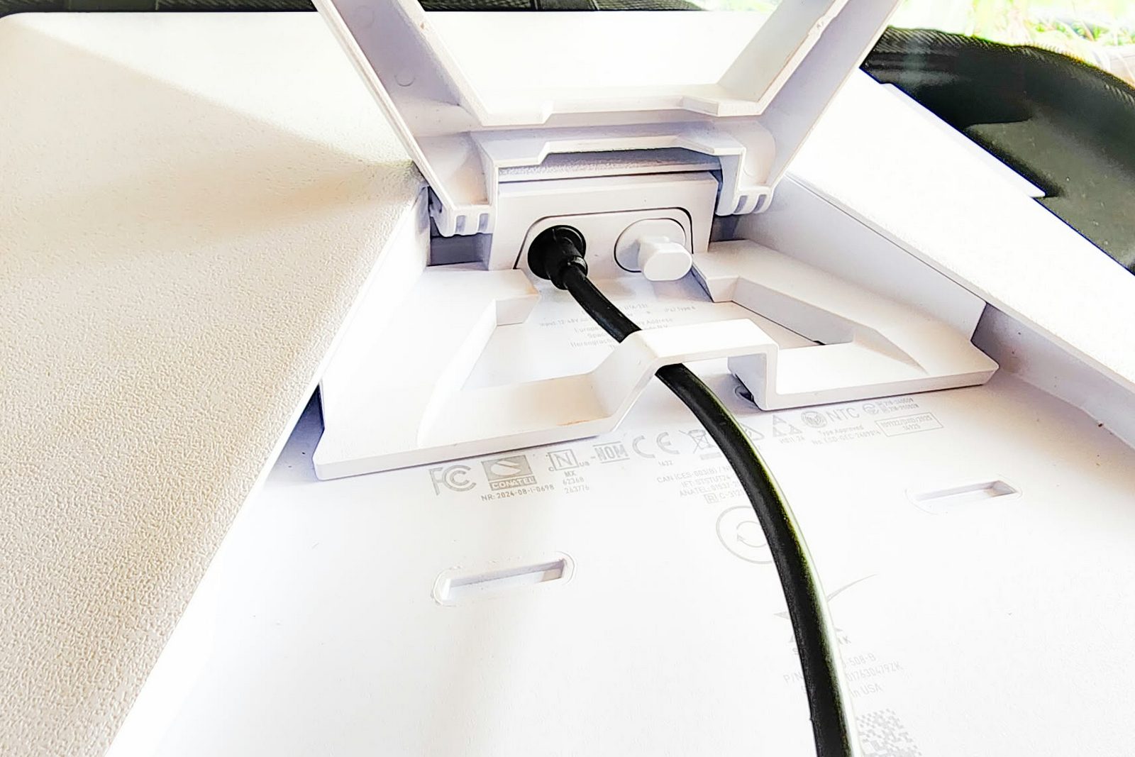 Close-up of how it fits or connects: the ends, plugs or mounting points